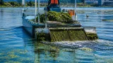 松江・宍道湖に藻刈り船「ペンギン丸」導入 シジミ漁の環境・安全に期待