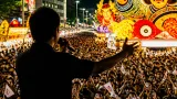 青森で松本人志がねぶた前夜に生配信、市民と交流