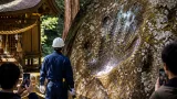 三ツ石神社の岩に新たな“手形”跡 由来伝承と保全の懸念広がる