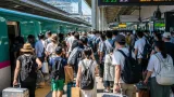 盛岡駅お盆帰省ラッシュ ピークで新幹線ホーム混雑