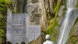 長野・信州新町の磨崖仏「琵琶滝如来」 保存と継承の取り組み続く