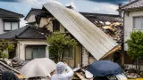 長野市でゲリラ雷雨、アパート屋根が吹き飛び隣家へ覆いかぶさる被害