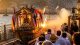 長崎各地で迎える精霊流し 爆竹とともに故人を見送る夏の伝統