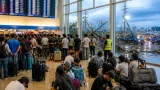 那覇空港、運航再開も混雑続く 利用者への影響と対応ポイント