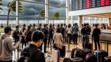 那覇空港、台風接近で出発ロビーに行列 移動計画の見直しを