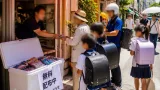 那覇のスマホ修理店が暑さしのぎに店先で毎日アイスを無料配布