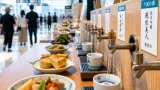 新潟空港に期間限定の地酒体験ブース、蛇口で注ぐ飲み比べが話題に