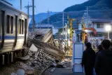 倒壊建物と接触、日豊本線で運転見合わせ続く