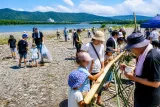 高知・仁淀川で住民参加の河原清掃と交流イベント