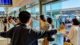 お盆帰省ラッシュ、宮崎空港に家族の再会の姿