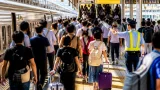 お盆の帰省ラッシュで混雑 福岡・ＪＲ博多駅で下り列車がほぼ満席
