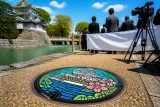 大垣に「エヴァ」デザインのマンホール設置 大垣城周辺を彩る