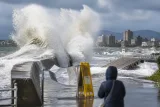 沿岸に波浪警報 高波への警戒を呼び掛け