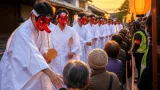 岡山で奇祭「はなよ」実施 中高生が尻打ちで悪霊払い