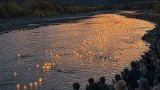 御巣鷹の尾根を見つめ灯籠が流される