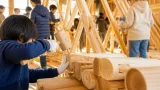 佐賀県産材で組み上げる木製ジャングルジム、子どもが体験