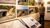 戦跡を記録し続ける写真展 風化防ぎ地域の記憶を継ぐ