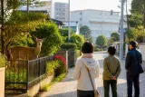 札幌・中央区の住宅街に成獣のシカ出没、住民に接近しないよう呼びかけ