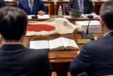 与党内から噴出した懸念 国旗損壊処罰法案を巡る批判の核心