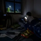 夏休みの夜更かし、子どもの“寝不足”は放置していいのか