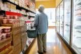 食品値上げラッシュ、夏の生活費を直撃 節約の“工夫”が急務に
