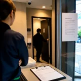 コンビニトイレ巡る逮捕で問われるサービス責任と利用者の権利
