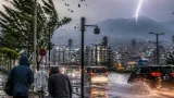 21日昼過ぎから県内で激しい雷雨や突風に警戒を