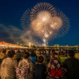 夏の夜空と花火──季節の風物詩をめぐる視点
