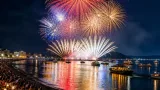 宍道湖の夜空に1万発、地域を彩る夏の水上花火祭