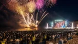 白良浜に8千発 音楽と花火で約1万人が集う