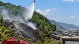多度津町の山林で火災、ヘリ散水で消火活動続く