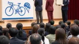 高松で高校生と教師の漫才コンビが自転車ヘルメット着用を呼びかけ