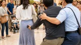 大型商業施設で女性のスカート内にスマホ差し入れ、男を逮捕