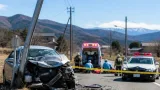 高森町で信号機に乗用車衝突 80代男女を搬送