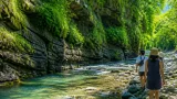 苫小牧・樽前ガロー 緑の岸壁とせせらぎ、夏の涼を届ける