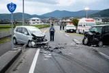 国道56号で軽乗用車が正面衝突、夫婦死亡