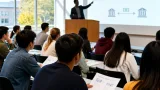留学生に金融の基礎を伝授 鳥栖で副知事が講義