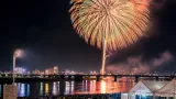 富山・神通川で納涼花火 戦禍なき世を願う夜空