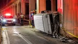 津・新家町で車が鉄道橋脚に衝突、運転の男性が死亡