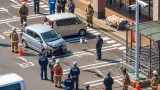 スーパー駐車場で歩行中の女性が車にはねられ重傷