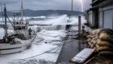 台風15号接近、能登沿岸は高潮警戒 石川県内は強風・高波に警戒を