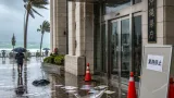 台風13号接近で沖縄県、7日は本島内の業務を停止