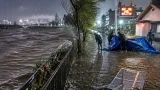 台風15号接近、12日夜遅くまで大雨と暴風に警戒