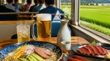 長井で「馬肉列車」運行 冷たいラーメンと地酒で夏の沿線に賑わい