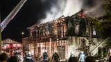 嬉野市の木造アパートで深夜火災 2階を中心に大半が焼失