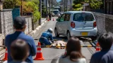 自宅前の生活道路で83歳女性が車にはねられ死亡
