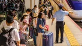 山形駅、帰省ラッシュで混雑ピーク 「つばさ」下り列車はほぼ満席に