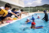 山口の高校生が小学生に水泳指導 地域連携で学び深める