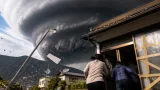山梨県中・西部に「竜巻注意」気象防災速報、午後5時42分発表
