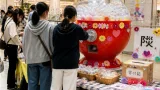 四日市の北星高校生が“防災ガチャ”を設置、備えと被災地支援を呼びかけ